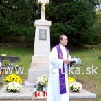 Požehnanie obnoveného kríža na cintoríne
