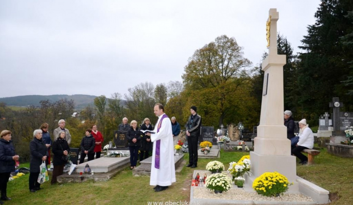 Požehnanie obnoveného kríža na cintoríne Požehnanie obnoveného kríža na cintoríne